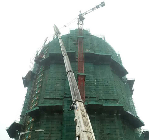 会同吊车在工地上作业